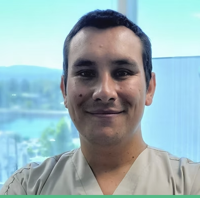 Dr. Tomás Aguilera – Especialista en Implantología Oral Valdivia