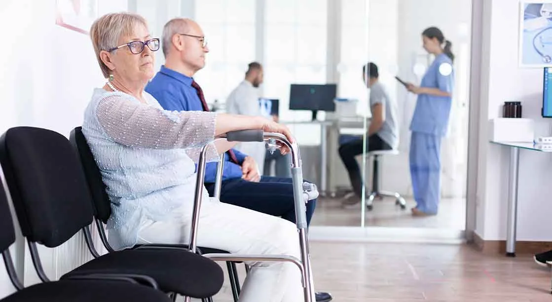 Paciente en sala de espera clínica dental con FONASA